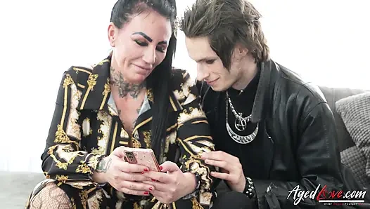 Büyük memeli olgun üvey anne becerikli adamın onu sert sikmesine izin veriyor