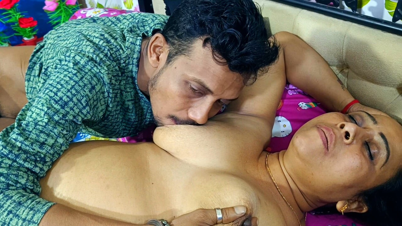 Seksi yoga sınıfı öğretmeni, yoga yaparken öğrencisi tarafından beceriliyordu.