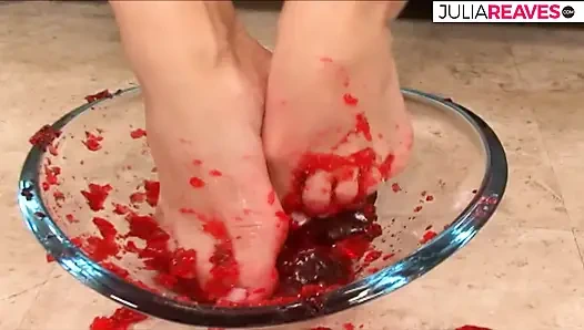 Ateşli kaltak canavar bir yarağa öğürtüp sonra ayaklarına biniyor boşalma