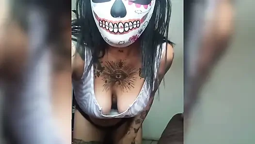 Kız arkadaşımın arkadaşı bana ateşli videolar gönderiyor