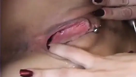 Güzel büyük memeli seksi sarışın sürtük kanepede sert bir yarağa biniyor