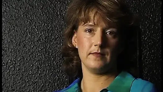 İtaatkar iri güzel kadın kırbaçlanıyor ve memelerini erkek egemenliği tarafından sikiliyor