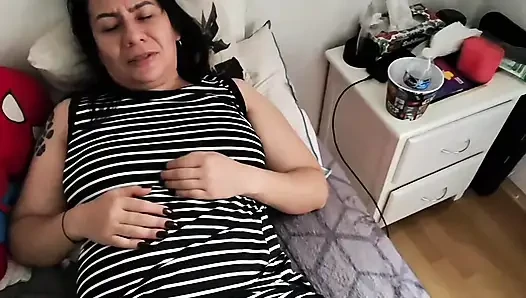 Xhamster'da canlı web kamerası şovunda ve vajinasıyla tıraşsız Riva bana muhteşem bir sakso çekiyor
