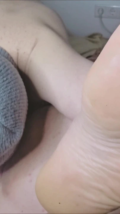 Yeni Alman iri güzel kadın xmaskedmomwifex ayakla muamele çekiyor ve bunun için yalanıyor ve parmaklanıyor | Klip 3