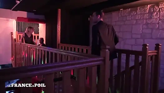 Genç ve açgözlü sarışın kız için ateşli bir kulüp toplantısı