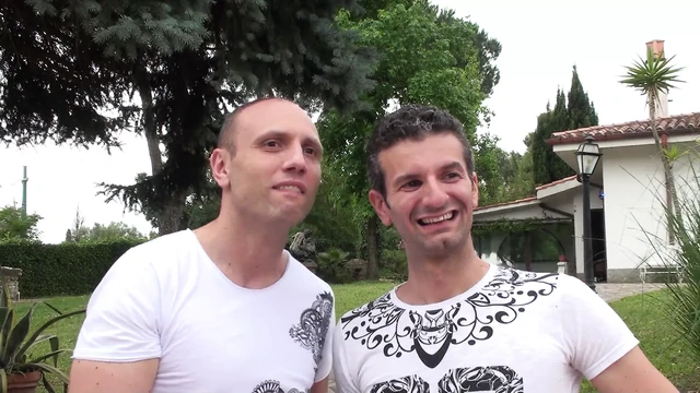 Swinger kulübündeki iki çift kızları değiştirir ve seks partisi yapar