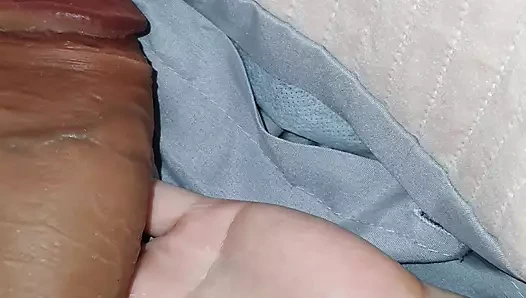 Üvey anne geceleri üvey oğlunun odasına geliyor ve ereksiyon olana kadar yarağını sıvazlıyor