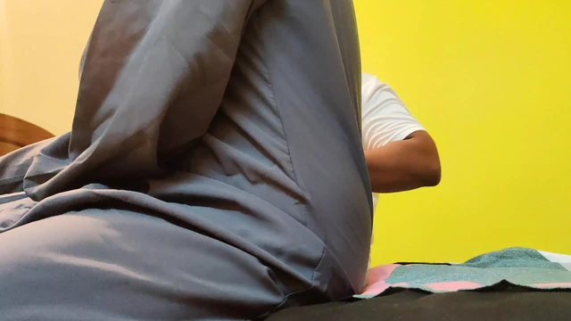 Istri binal Indonesia lagi asik ngentot kontol tetangganya sendiri.