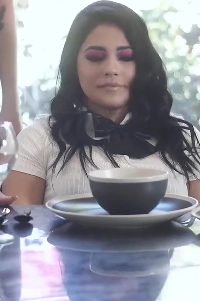 Милфа-учительница требует покорности и полного подчинения от своих возбужденных студентов - MYLF