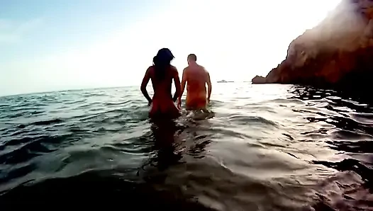 Sert meme uçlu egzotik hatun plajda sikişiyor