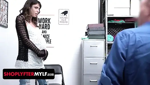 Shoplyfter mylf - hamile gibi davranan koyu saçlı orta yaşlı seksi kadın gömleğinin altına bir şeyler dolduruyor