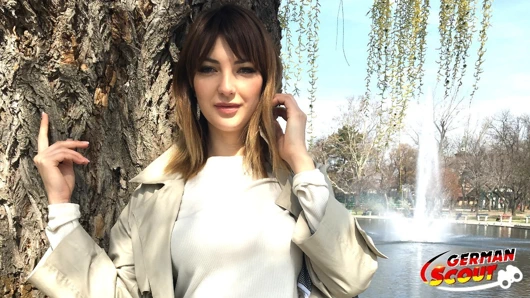 Alman izci - sokak dökümünde sarkık memeli genç için anal