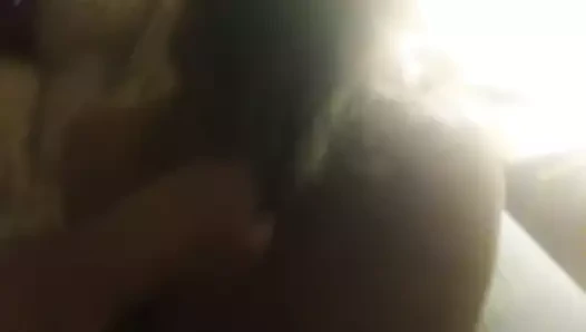 Parlak bir kıçın keskin hareketi