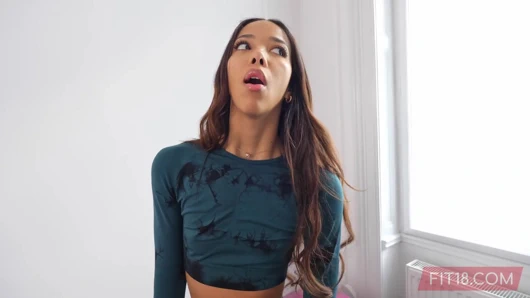 Çok ırklı Brezilyalı Rus Filipinli Lia Lin borçlarını ödemek için spor salonu sahibiyle sikişiyor