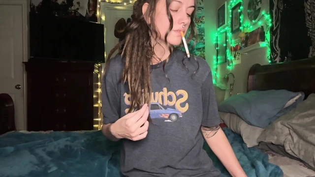 Sigara içme fetişi mastürbasyon ıslak kıllı amcık damlatıyor