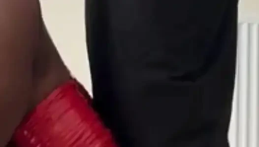 Ağır göğüs esaretinde zenci iri güzel kadın beyaz dom tarafından domine ediliyor