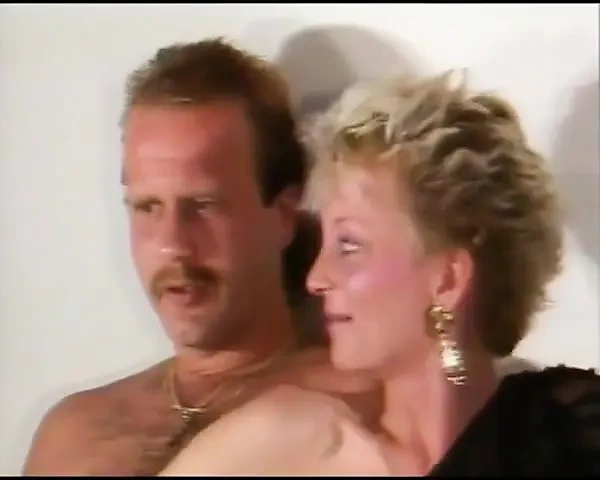 Almanya'dan sarışın orta yaşlı seksi kadın açık havada yarak emiyor