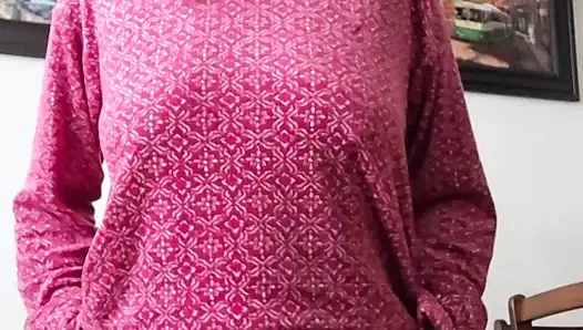 Ateşli ve ıslak üvey anne fahişe gibi sikilmeyi hayal ederek vajinasına dokunuyor