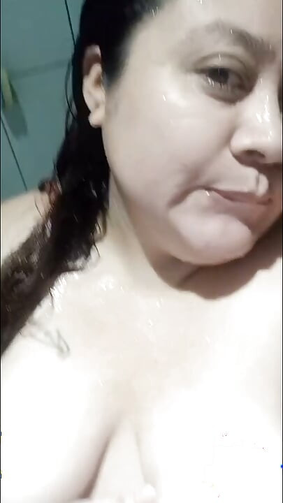 Yeni derleme: obez tüylü karım banyo yapıyor, göğüslerini ve kocaman, yağlı tüylü amını gösteriyor