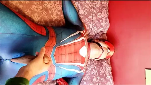 Örümcek adam bağlı, gıdıkladı ve sarsıldı