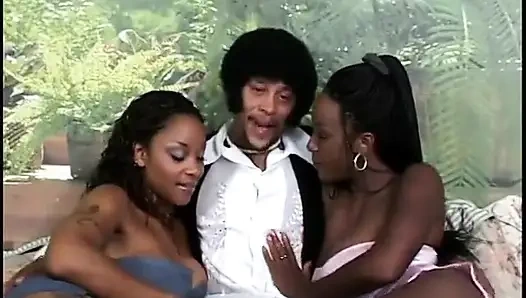 Bayan adam yatakta iki istekli sürtük tarafından sikini emdiriyor