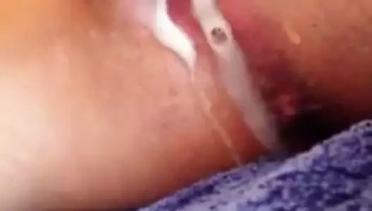 Mastürbasyon ve fışkırtma sulu kedi klipsi #9