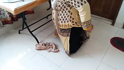 Suudi Arabistan'da güzel bir hizmetçiyi sikiyor