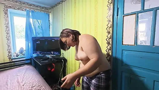 Kamera arkası, kesilmemiş. Yeni bir seks yatağı inşa ediyoruz