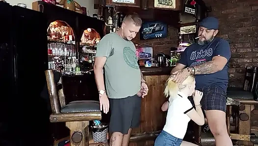 İki adam bir sarışın yüzünden sikiliyor