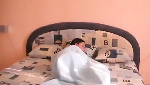 Güzel esmer genç kız amını siktiriyor ve ağzı dölle doluyor