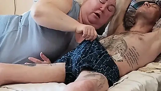 Kayınvalide işe gitmeden önce ağzına tatlı almak için sikimi emiyor