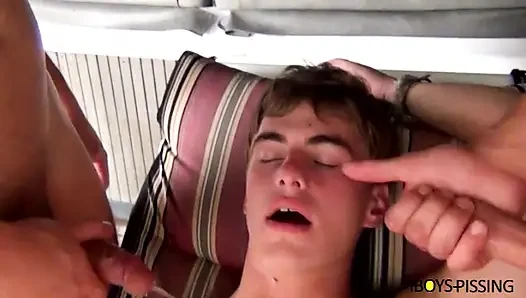 Boypissing: Noah Brooks üstleri Austin Ried ve Wesley Marks ile ıslak çift zevkin tadını çıkarıyor