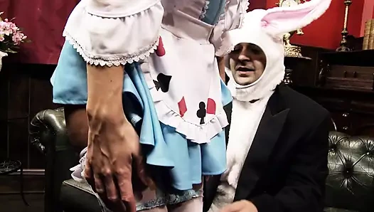 Alice harikalar diyarında ateşli kız adamın güçlü yarağına biniyor ters kovboy kız