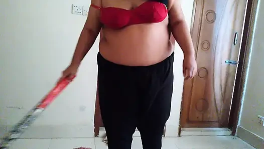 19 yaşındaki seksi iri güzel kadın otel hizmetçisi odayı süpürürken sutyenini çıkarıyor ve meme uçlarını gösteriyor