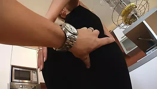 Ateşli kız yatakta büyük bir yarağa biniyor, sonra eğiliyor