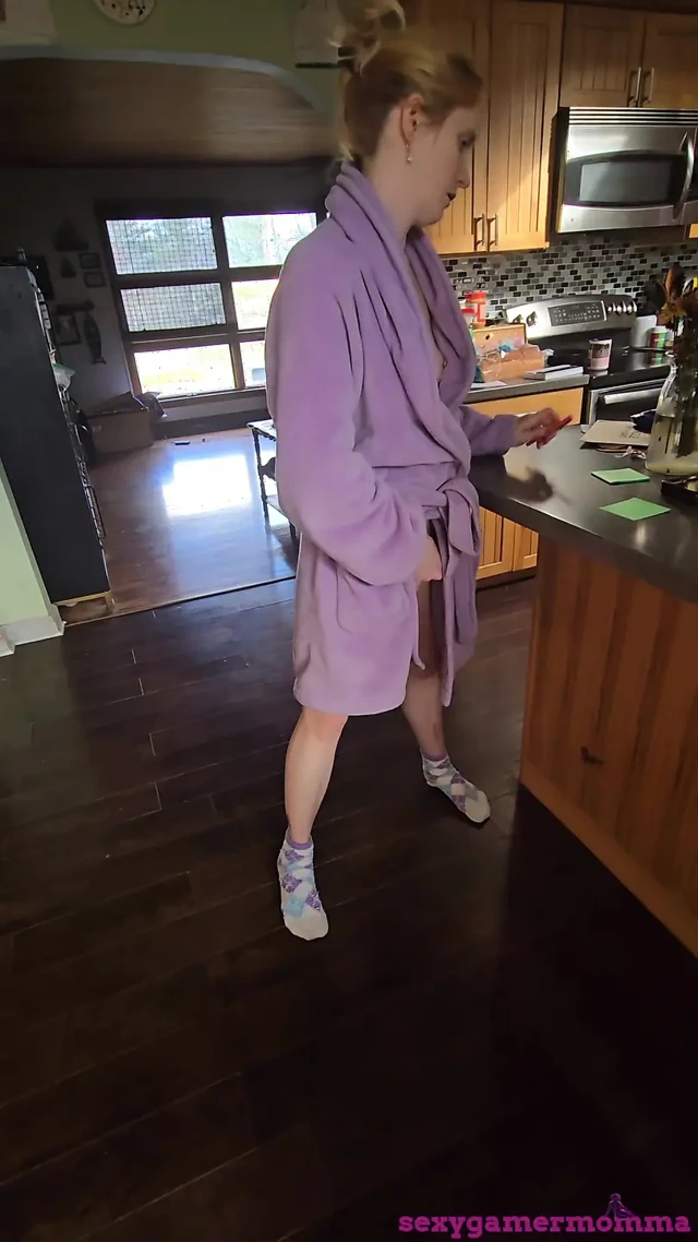 Orta yaşlı seksi kadın karşı sikişmeden önce emiyor ve götüne boşalma