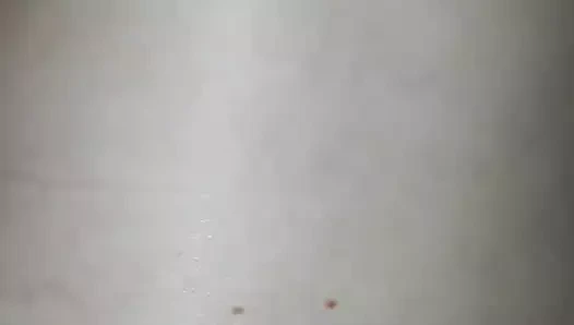 Karım köpek stilini sikiyor. yuvarlak kıçını sallamak