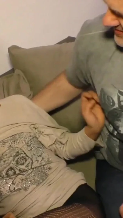 Ateşli orta yaşlı seksi kadın komşusu tarafından sikiliyor | Klip 1