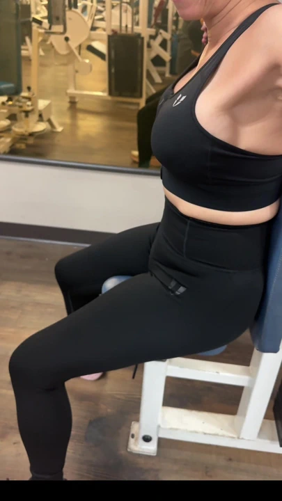 Umarım spor salonundaki genç adamlar seksi spor üstümün tadını çıkarıyor!