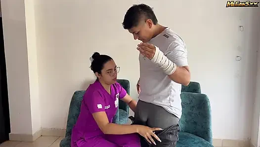 BÜYÜK GÖTLÜ HEMŞIRE DOKTOR GIDINCE HASTASıNı SIKIYOR.