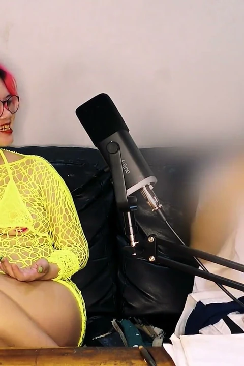 Seks Sırları Hakkında 15 Dakikalık Podcast Röportajı, Sonra Sunucular Konuğu Sikiyor