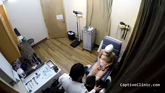 Protestocular soyunuyor ve şerif departmanı tarafından işkence görüyor