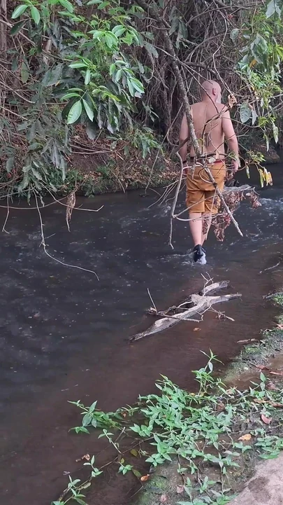 Волнующий момент из "Незнакомцев застукали за сексом у водопада."