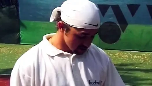 Sarışın yarak emiyor sonra tenis kortunda sikiliyor