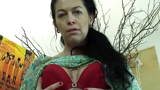 Kırmızı topuklu olgun esmer kadın bu şanslı adamı tıraşlı amına alıyor