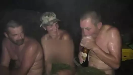 Machos russos numa sauna portatil no mato