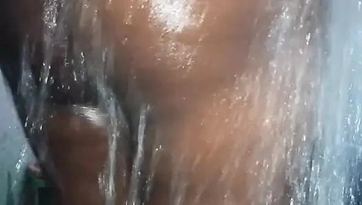 Büyük götlü Hintli kadın tamamen çıplak banyo yapıyor