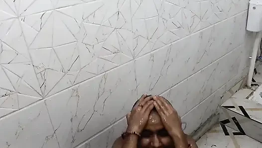 Islak duşta seks - sakso, meme işleri, göt sikişi ve göğüslere boşalma