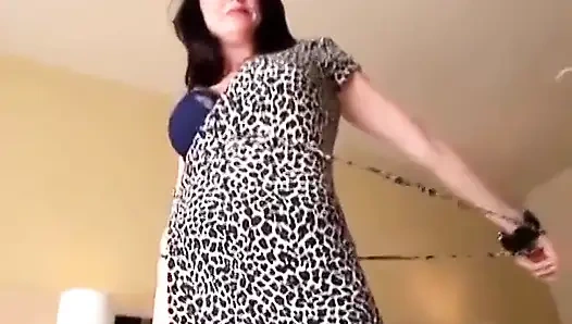 Büyük bir yarakla sert anal sikiş bu yarağı tatmin ediyor seksi olgun