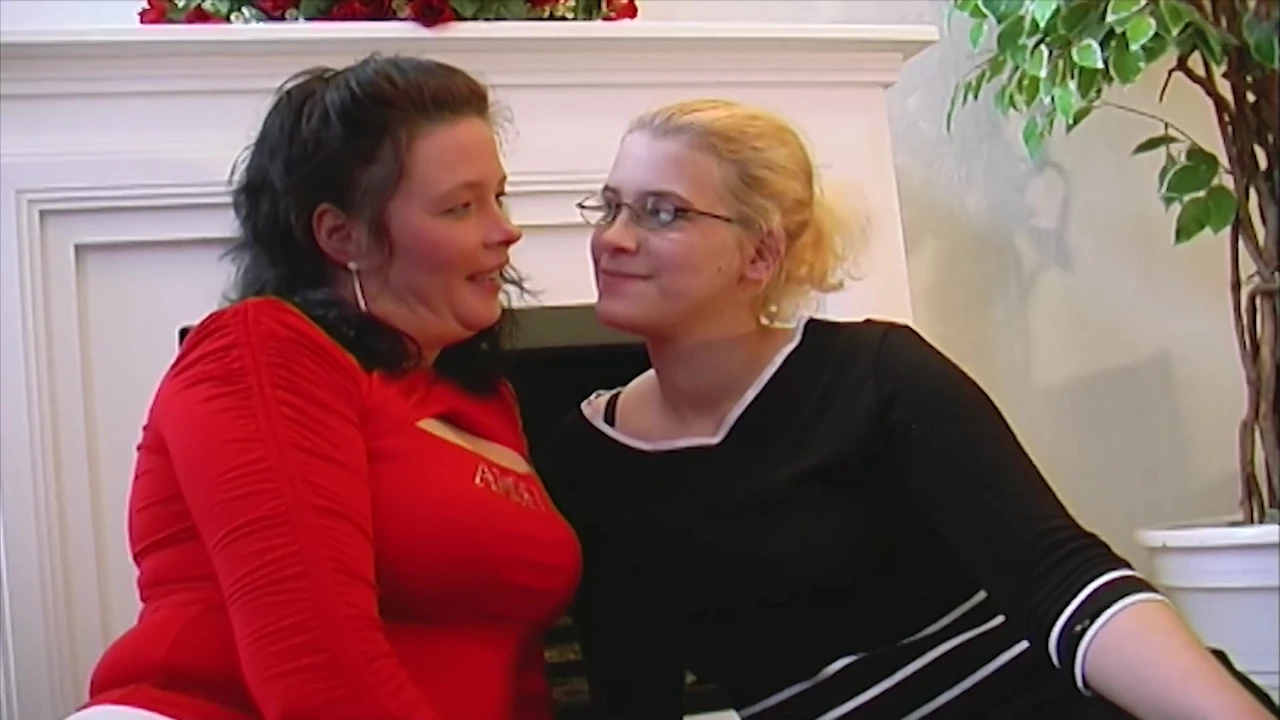 दो अद्भुत और कामुक जर्मन लड़कियां एक लंबा डिल्डो साझा कर रही हैं